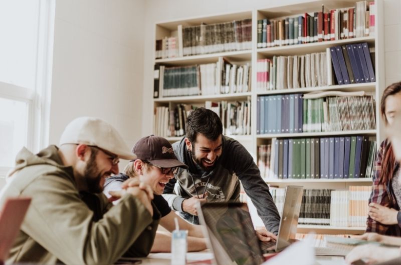 Le rire, ça se travaille - Osez le yoga du rire en entreprise! - Be Alternatives conférences formations