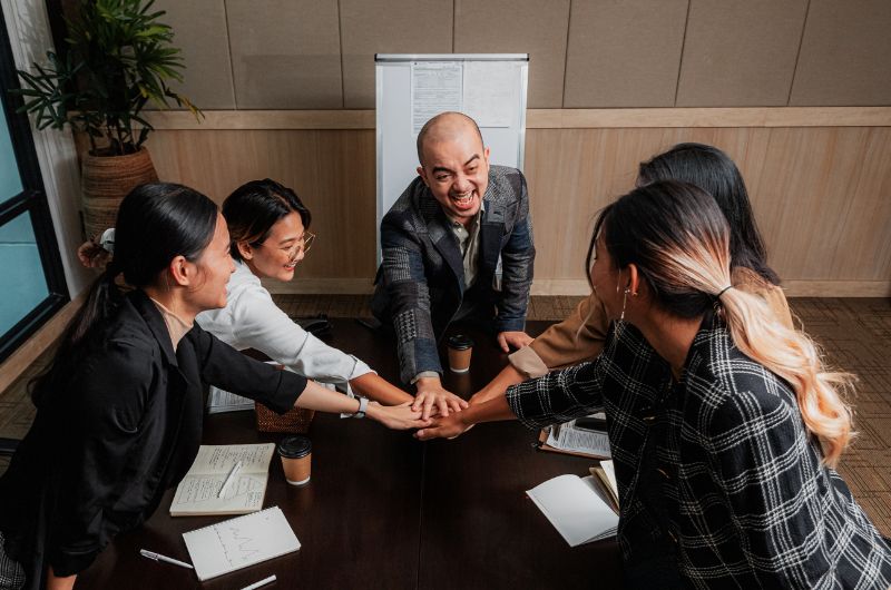 Être sérieux sans se prendre au sérieux en réunion - Et si l'humour était un outil de management - Be Alternatives conférences formations